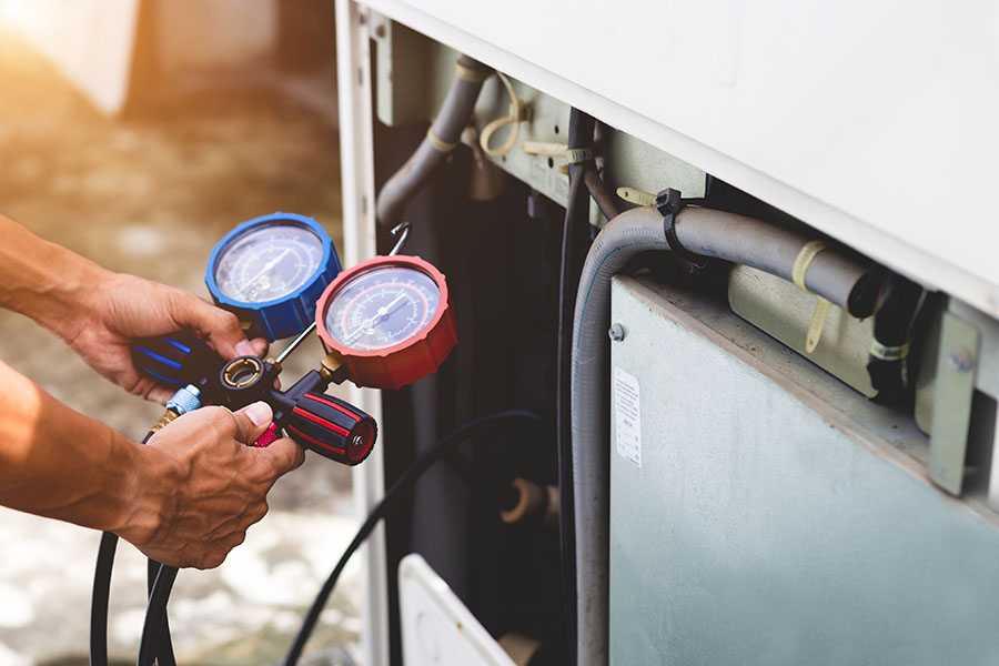 Measuring refrigerant levels in air conditioner